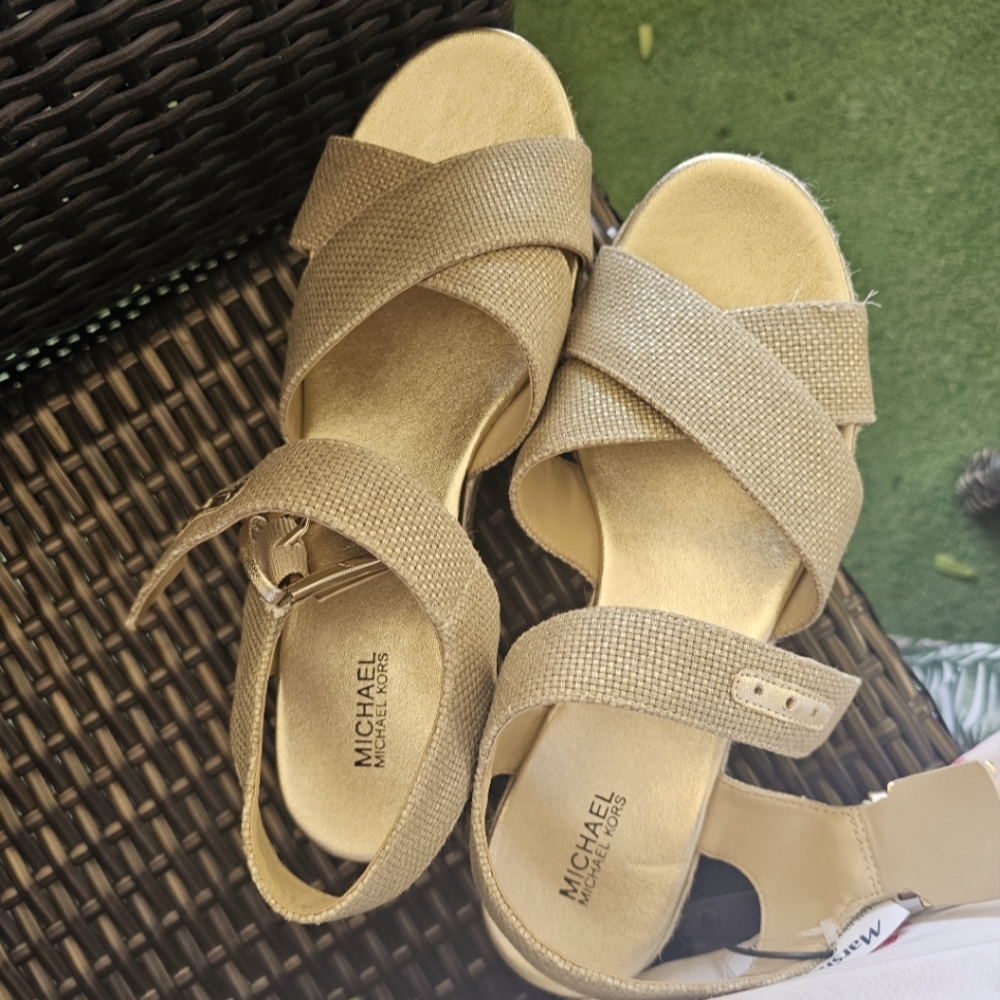 Michael Kors Size 8.5 Gold trim tan Sandals